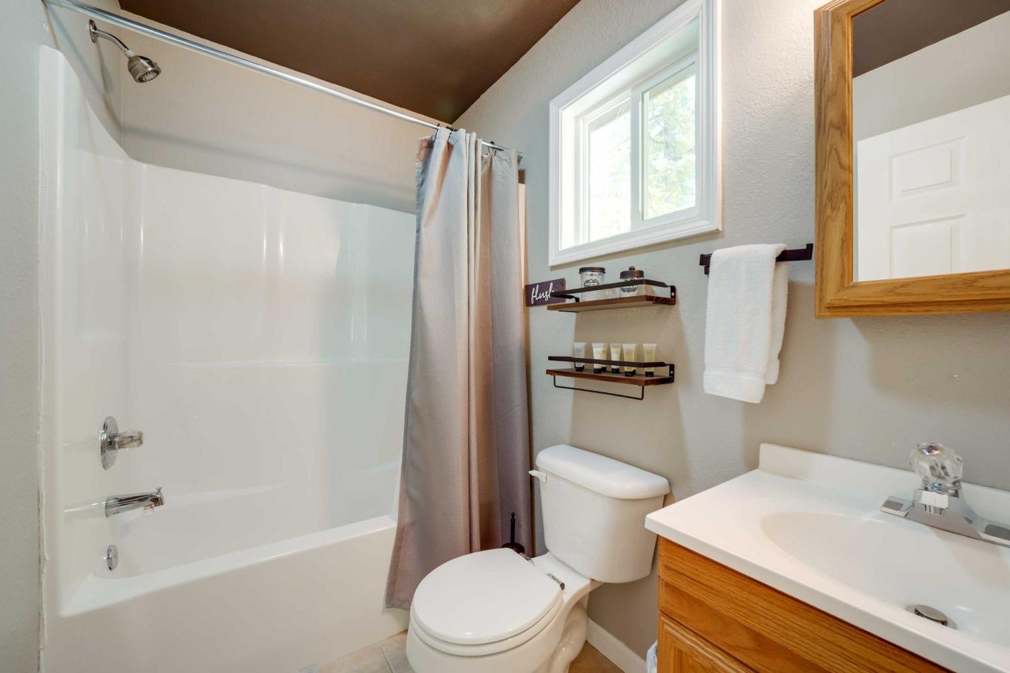 Cozy Whittier Cabin And Yard And Hot Tub, Pets Welcome Buitenkant foto