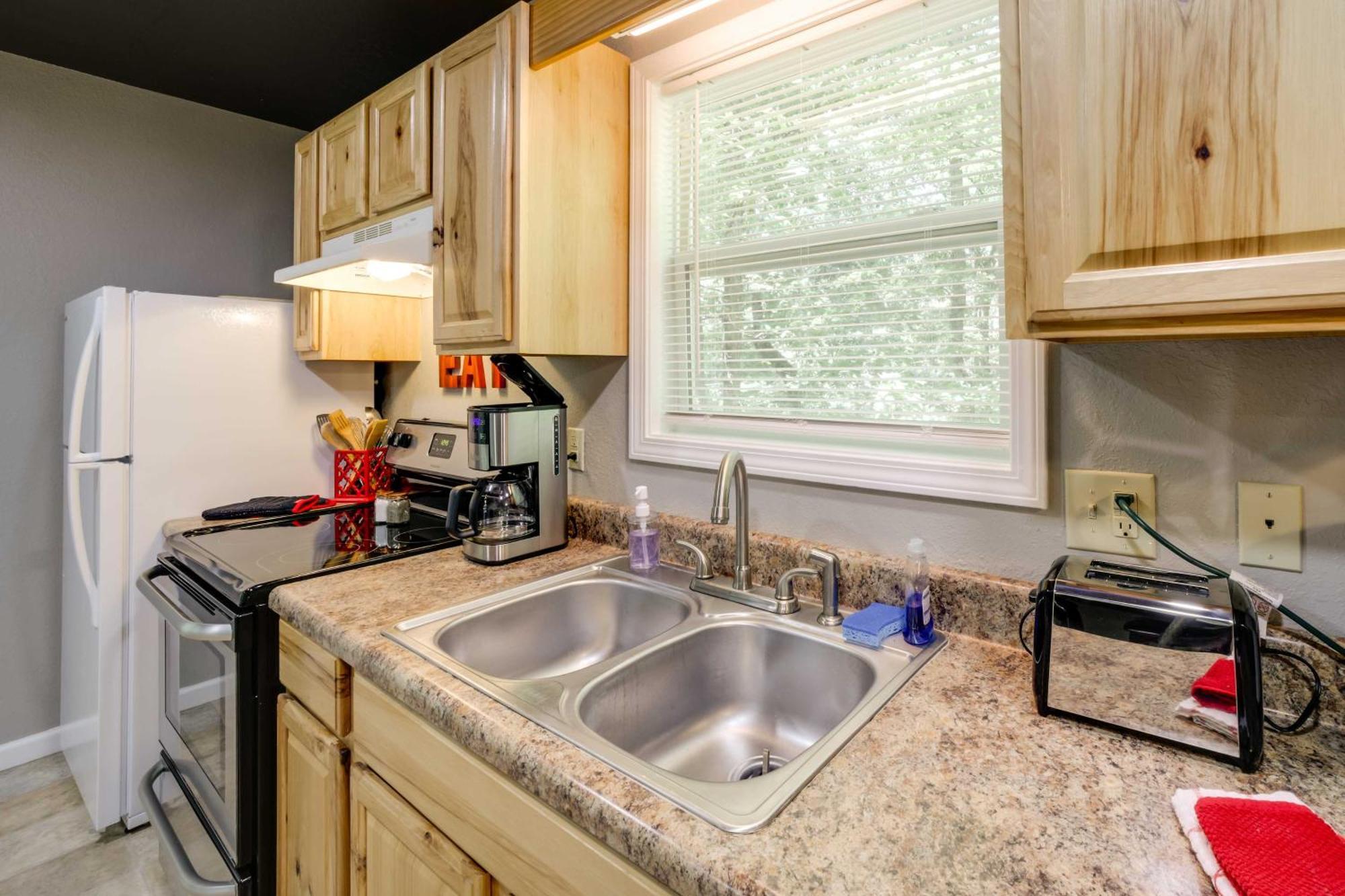 Cozy Whittier Cabin And Yard And Hot Tub, Pets Welcome Buitenkant foto